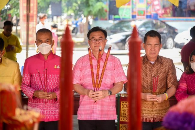 ฉะเชิงเทรา-คณะกรรมการศาลเจ้าพ่อหลักเมืองฉะเชิงเทราจัดพิธีสักการะบูชาสิ่งศักดิ์สิทธิ์ที่ประดิษฐานภายในศาลเจ้าพ่อหลักเมือง เนื่องในวันเกิดองค์เจ้าพ่อหลักเมืองฉะเชิงเทรา ประจำปี 2566