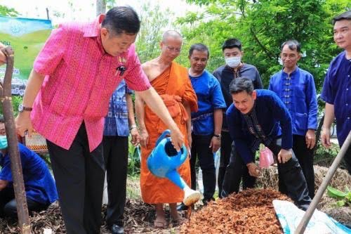 ร้อยเอ็ด…พ่อเมืองเกินร้อยนำทีมลงพื้นที่ปลูกต้นไม้ สร้างความตระหนักรู้ในการฟื้นฟูและอนุรักษ์ทรัพยากรดิน เยี่ยมชมศูนย์พระเครื่องบารมีหลวงพ่อพระครูวิมลบุญโกศล