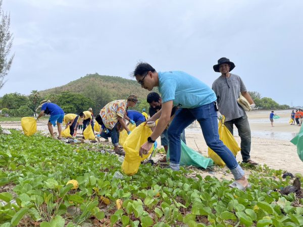 ทรภ.1 ร่วม บริษัท ลูซี่ อิเล็คทริค ประเทศไทย เก็บขยะชาดหาดดงตาล ฟื้นฟูสภาพแวดล้อมในทะเล