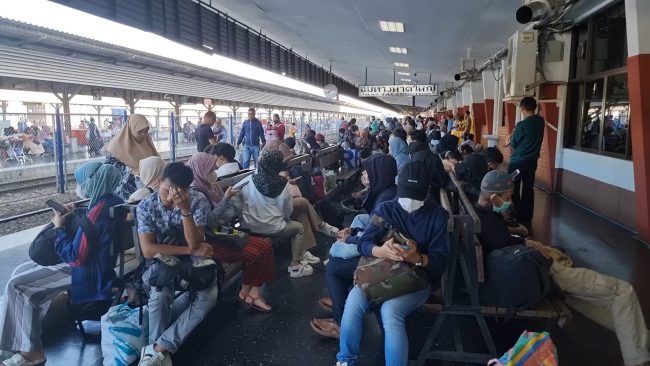 สงขลา-สถานีรถไฟชุมทางหาดใหญ่แทบแตกชาวไทยมุสลิมใน3จังหวัดชายแดนภาคใต้แห่เดินทางกลับภูมิลำเนาเพื่อประกอบศาสนกิจและเฉลิมฉลองเทศกาลฮารีรายอ อีดิลอัฎฮา หรือรายอฮัจย์ ในวันพรุ่งนี้