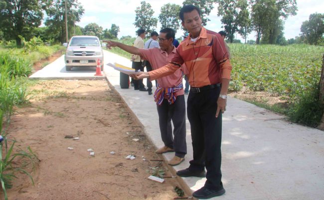 กาฬสินธุ์หวิดวางมวยกลางแจ้งคัดค้านรังวัดที่ดินสร้างถนนคอนกรีต