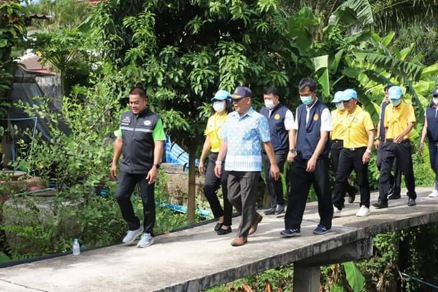 ปทุมธานี รองผู้ว่าฯปทุมธานี นำทีมลงพื้นที่จัดเก็บผักตบชวากีดขวางทางน้ำ รองรับช่วงฤดูฝน