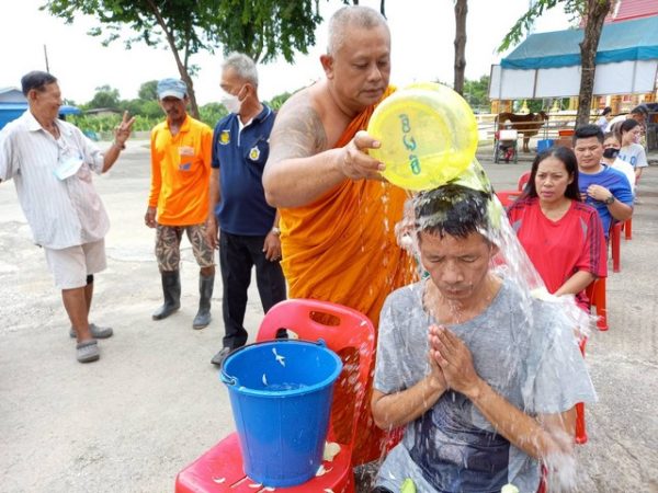 ปทุมธานี “คลื่นคนบุญแห่อาบน้ำมนต์ธรณีสารใหญ่”พระครูขันติธรรมรัต เจ้าอาวาส วัดตระพัง สามโคก กันอย่างคึกคัก