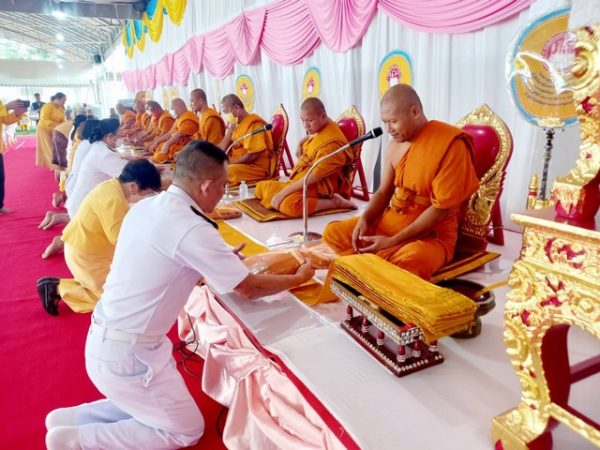 ปทุมธานี มูลนิธิศูนย์ส่งเสริมพระพุทธศาสนาแห่งประเทศไทย จัดพิธีมอบผ้าไตรพระราชทาน โครงการอุปสมบทเฉลิมพระเกียรติ ๑๖๙ รูป