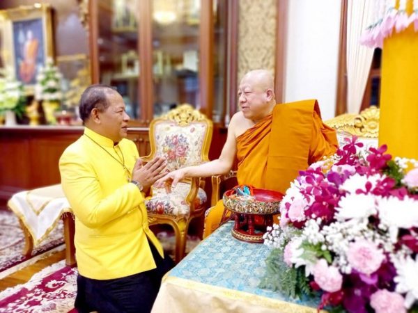 ปทุมธานี รองผู้ว่าราชการจังหวัดปทุมธานี เป็นประธานในพิธีถวายเทียนพรรษา เนื่องในเทศกาลวันอาสาฬหบูชาและวันเข้าพรรษา