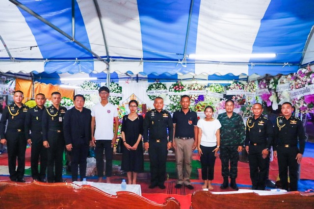 ศรีสะเกษ-ผบ.กกล.สุรนารี ร่วมเป็นเจ้าภาพพิธีสวดพระอภิธรรมศพ เสียชีวิตจากอุบัติเหตุรถบัส รับ-ส่ง นักกีฬาวิ่งเทรล พลิกคว่ำตกถนน บริเวณผาพญากูปรี