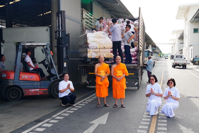 ปทุมธานี วัดพระธรรมกายส่งมอบข้าวสารอาหารแห้งช่วยเหลือคณะสงฆ์ ครู ทหาร ตำรวจ เป็นขวัญกำลังใจในพื้นที่ จ.นราธิวาส