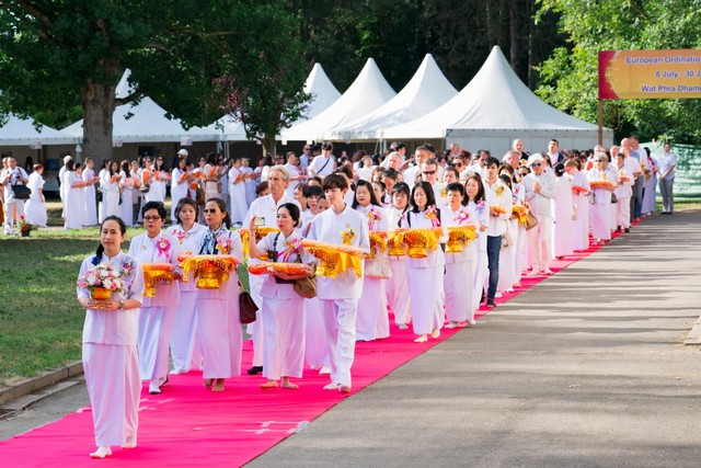 ปทุมธานี วัดพระธรรมกายในทวีปยุโรปจัดอุปสมบทนานาชาติ 9 ประเทศ