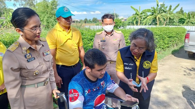 ปทุมธานี นายอำเภอหญิงลาดหลุมแก้วลงพื้นที่ทำบัตรประจำตัวประชาชนให้ผู้ป่วยติดเตียงถึงบ้าน