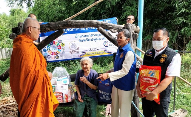 ปทุมธานี เจ้าคณะอ.ลาดหลุมแก้ว ร่วมกับ นอภ.มอบถุงห่วงใยบำบัดทุกข์บำรุงสุขให้ผู้ยากไร้ สร้างรอยยิ้มให้ประชาชน