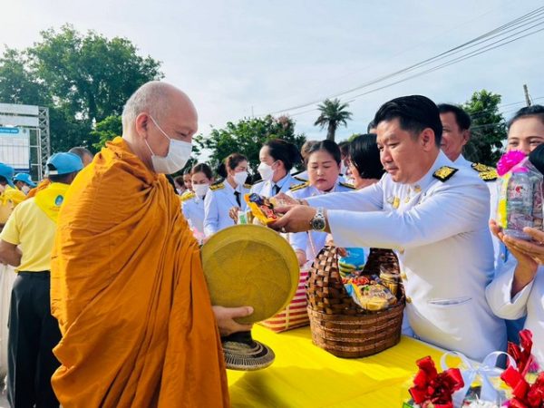 สระบุรี/นายกองค์การบริหารส่วนตำบลหนองโรง ร่วมตักบาตรข้าวสารอาหารแห้ง ถวายเครื่องราชสักการะ และวางพานพุ่มจุดเทียนถวายพระพรชัยมงคล พระบาทสมเด็จพระเจ้าอยู่หัว