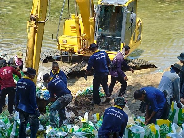 ลำปาง- น้ำคือชีวิต กอ.รมน.ลำปาง ร่วมสร้างฝายกั้นน้ำ ในพื้นที่ อ.เกาะคา เพื่อให้ชาวบ้านใช้อุปโภค/บริโภคและการเกษตรกรรม