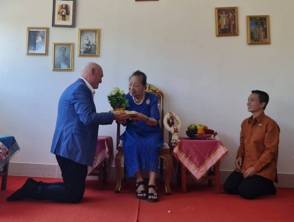 หม่อมเจ้าอุทัยกัญญา ภาณุพันธุ์ ทรงกรุณาให้ นางสาวแพรพรรญทิพย์ ทิพยวาณิชกร พร้อมคณะเข้าเฝ้าถวายแบรนด์ เดอะแมงโก้