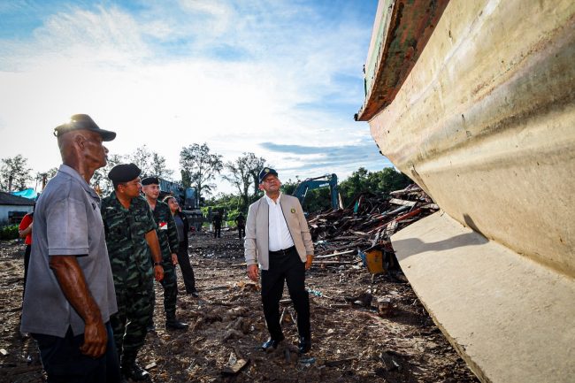 เลขาฯ ศอ.บต. ลงพื้นที่ ติดตามความคืบหน้าการทำลายเรือประมง ภายใต้โครงการนำเรือประมงออกนอกระบบฯ จ.ปัตตานี พร้อมให้กำลังใจเจ้าหน้าที่ทุกฝ่ายที่ทำงานอย่างเต็มที่