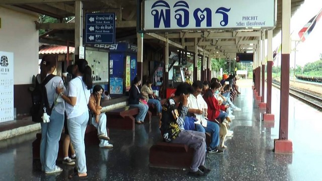 พิจิตร ตั๋วรถไฟขึ้น-ล่องเต็มทุกขบวนประชาชนใช้บริการเดินทางกลับภูมิลำเนาท่องเที่ยว