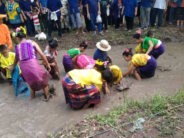 สระบุรี/อำเภอหนองแซงเปิดงาน”แข่งขันดำนาแปลงสาธิต เพื่ออนุรักษ์วัฒนธรรม จารีตประเพณีและภูมิปัญญาท้องถิ่น แข่งขันจับปลา แข่งขันรถกระแทะซิ่ง”รุ่นชาวบ้าน ลากคลุม”