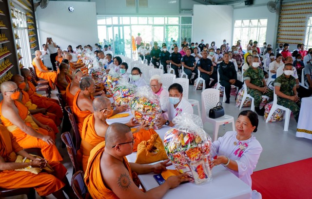 ปทุมธานี วัดพระธรรมกายส่งมอบข้าวสารอาหารแห้งถึงมือผู้ที่อยู่อาศัยในพื้นที่ความไม่สงบชายแดนใต้เพื่อเป็นขวัญกำลังใจ