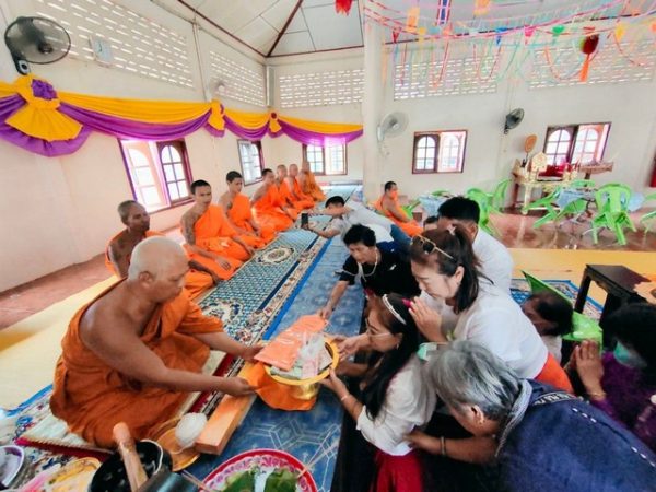 ปทุมธานี คณะญาติธรรมลำลูกกา ร่วมทอดผ้าป่าสามัคคีเพื่อสมทบทุนขยายศาลาการเปรียญและปรับปรุงห้องน้ำ ห้องสุขา พร้อมทั้งถวายเทียนจำพรรษา