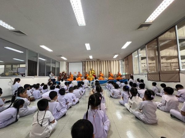 ปทุมธานี โรงเรียนอนุบาล อบต.คลองสาม จัดถวายเทียนพรรษาปลูกฝังวัฒนธรรมประเพณีไทย