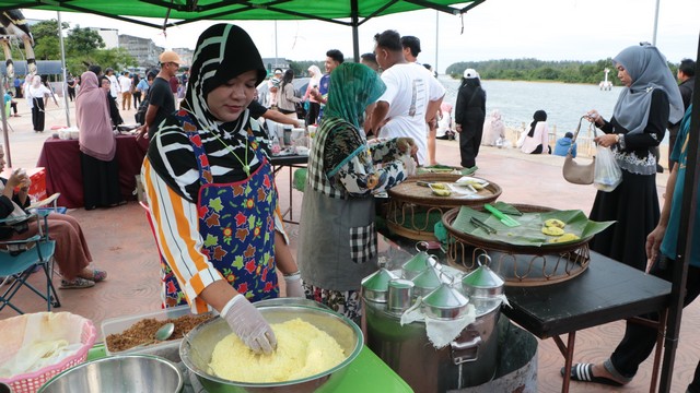 นราธิวาส-ปักหมุด ขนมปูตูฮัลบอ ขนมพื้นบ้านโบราณ ขายดี อร่อยสืบทอดกว่า 100 ปี