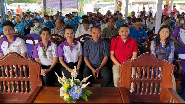 จันทบุรี-สโมสรโรตารีจันทบูรพร้อมด้วยเทศบาลตำบลพลับพลานารายณ์และผู้นำชุมชนท้องถิ่นร่วมจัดผ้าป่าเพื่อการศึกษาสมทบทุนจัดสร้างห้องน้ำให้แก่นักเรียน