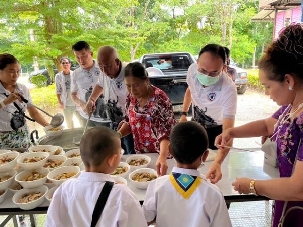 จันทบุรี-ชมรมชาวสุพรรณ-จันทบุรี จัดกิจกรรมมอบความสุข และส่งเสริมคุณภาพชีวิตที่ดีแก่เด็กนักเรียนในชนบท