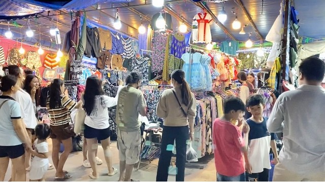 ตราด-ตลาดการค้าชายแดนบ้านหาดเล็กเริ่มคึกคัก ชาวกัมพูชาข้ามมาเที่ยวถนนคนเดินร่วมกับโครงการเดินวิ่งสานสัมพันธ์ไทย กัมพูชา