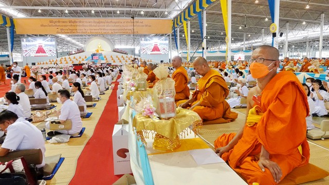 ปทุมธานี พุทธศาสนิกชนร่วมนั่งสมาธิ หยุดใจ ในวันสมาธิโลก พร้อมถวายสังฆทานคณะสงฆ์ 2,000 วัดทั่วประเทศ