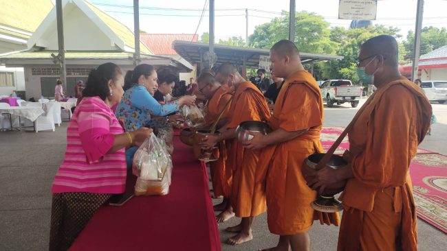 ครอบครัว “พีรดลย์โกเศส” และเพื่อนๆพี่ๆ ทำบุญตักบาตร ถวายเทียนพรรษาผ้าอาบน้ำฝน สังฆทาน เนื่องในวันเข้าพรรษา และวันแม่แห่งชาติ