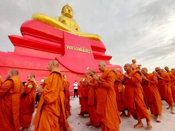 ปทุมธานี รองผู้ว่าราชการจังหวัดปทุมธานีเป็นประธานพิธีเวีบนเทียน เนื่องในเทศกาลวันอาสาฬหบูชาและเข้าพรรษา ประจำปี ๒๕๖๖