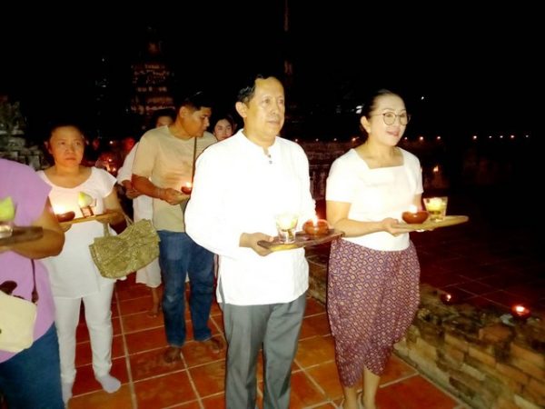 ปทุมธานี “วัดสิงห์สามโคก” จัดพิธีเวียนเทียนวันอาสาฬหบูชา รอบอุโบสถเก่าแก่ อายุ ๓๕๕ ปีพร้อมด้วยจุดดวงประทีป เพื่อถวายเป็นพุทธบูชา