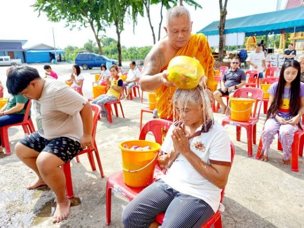 ปทุมธานี “พระครูขันติธรรมรัต” เจ้าอาวาสวัดตระพัง อาบน้ำมนต์ธรณีสารใหญ่ ให้กับศิษยานุศิษย์ เพื่อเป็นสิริมงคล