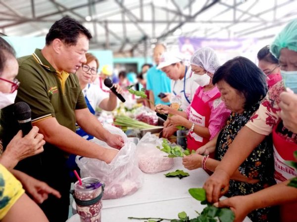 ปทุมธานี “ชมรมคนสี่ภาค”ร่วมกับ ทีมคนรักปทุมลาดสวายและทีมปทุมต้องรอด จัดฝึกอาชีพให้แก่ผู้มีรายได้น้อยและหารายได้เสริม