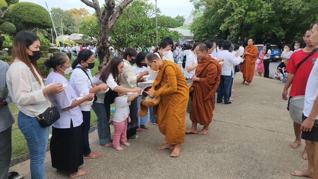 ปทุมธานี ชาวมูเซอจังหวัดตากลงดอยแจกผักปลอดสารพิษ 1,000 ถุงในงานบุญหลวงปู่เจี๊ยะ ละสังขารครบรอบ19ปี