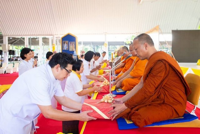 ปทุมธานี คณะสงฆ์อำเภอคลองหลวงนำพุทธศาสนิกชนร่วมพิธีเจริญพระพุทธมนต์ถวายพระพรชัยมงคลฯ