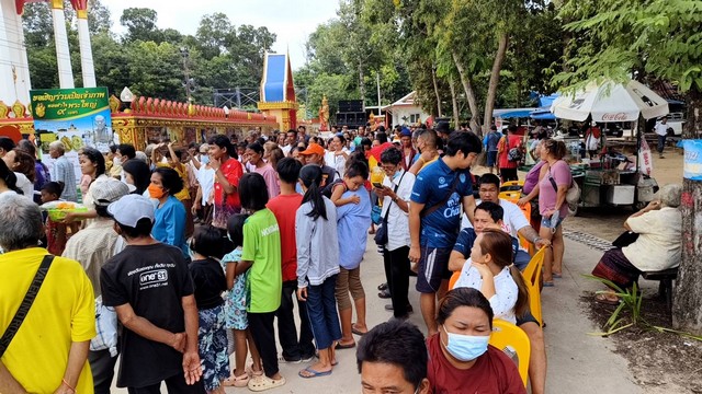 (สุรินทร์) เซียนพระและผู้ศรัทธาแห่มานอนรอปูเสื่อจองพระเครื่องหลวงปู่เฮงคิวยาวเยียว ครบรอบ 96 ปี