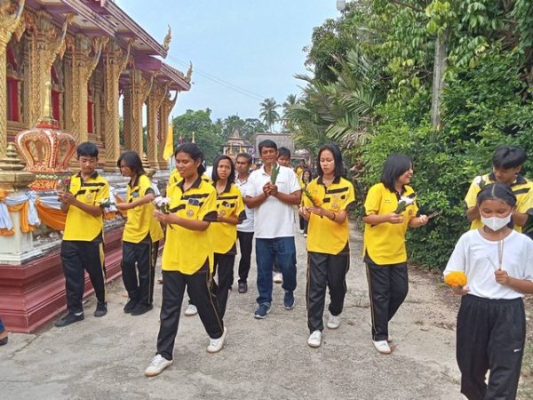 นราธิวาส-องค์การบริหารส่วนตำบลสุไหงปาดี อำเภอสุไหงปาดี จังหวัดนราธิวาส จัดพิธีเวียนเทียนเนื่องในวันอาสาฬหบูชาและวันเข้าพรรษา เพื่อนำเทียนพรรษาไปถวายยังวัดต่างๆในพื้นที่