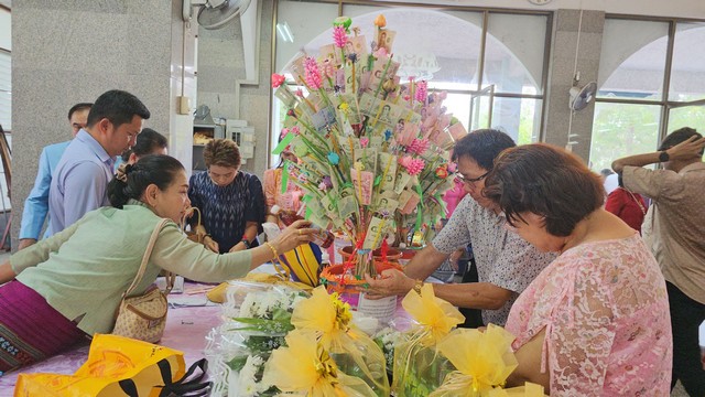 องค์กรพัฒนาสตรี อบต.พลูตาหลวง จัดทอดผ้าป่าสามัคคี ถวายถวายสำนักสงฆ์เขาพลูตาหลวง กว่า 3.5 แสนบาท