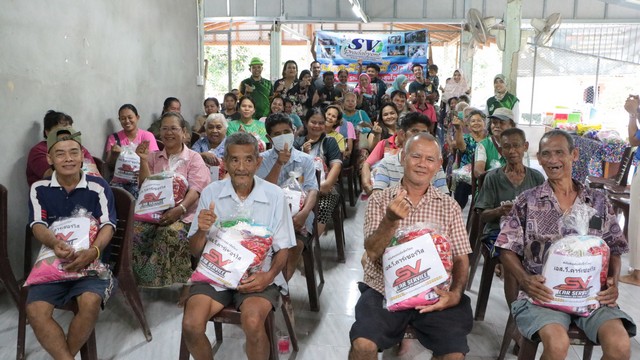 นราธิวาส-ปันบุญสุขใจ นราอาสาพาทำดี ร่วม บริษัทเอสวี นราฯ มอบถุงยังชีพ สู่ผู้สูงอายุไทยพุทธ- มุสลิม เพื่อตอบแทนบุณคุณแม่แห่งชาติ