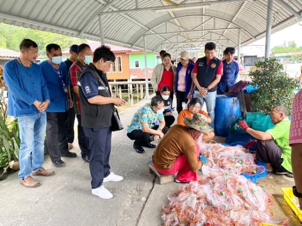 ตราด-ผู้ว่าฯ ตราด นำหน่วยงานที่เกี่ยวข้องลงพื้นที่อำเภอคลองใหญ่ รับทราบสถานการณ์ด้านการประมง