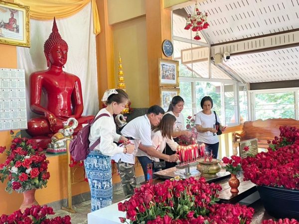 ตราด-บริษัท นิปปอน คุรุมา จํากัดหอบดอกกุหลาบ 10,000 ดอกมาแก้บนหลวงพ่อแดงและชุดไทย 1,000 ชุด