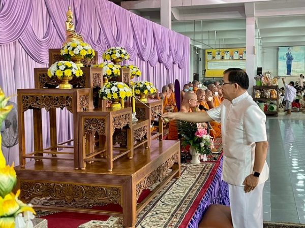 จันทบุรี-พุทธศาสนิกชน ประชาชนในจังหวัดจันทบุรีร่วมเข้าวัดทำบุญถวายเทียนพรรษา และผ้าอาบน้ำฝน เนื่องในวันอาสาฬหบูชาและเทศกาลเข้าพรรษา