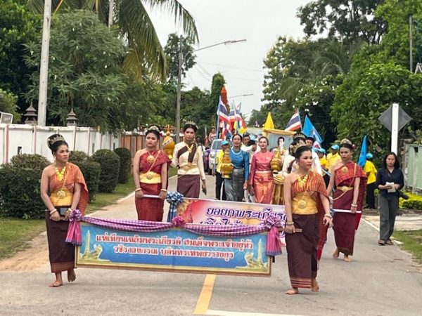 ร้อยเอ็ด…รักษา สืบสาน ต่อยอด สาธุ…พระอธิการ ธนบดี ธมฺมทินโน นำชาวบ้านหลายร้อยสืบสานตำนานเทียนพรรษา