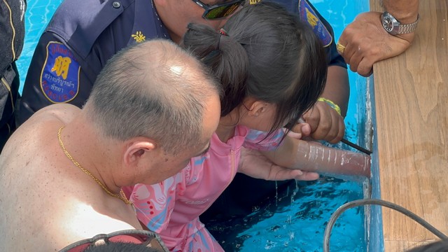 กู้ภัยฯ เร่งช่วยหนูน้อยชาวจีนวัย 6 ขวบ มือติดท่อในสระว่ายน้ำนานเกือบ 3 ชม.