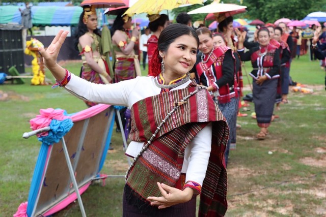 กาฬสินธุ์ชาวกุดสิมอำเภอเขาวงร่วมสืบสานประเพณีแห่เทียนเข้าพรรษา