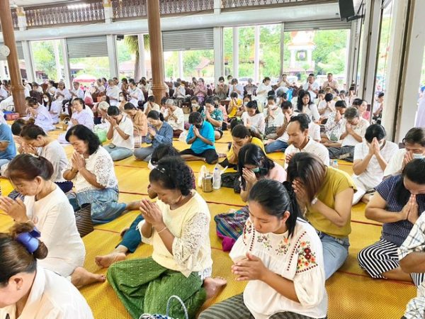 ตราด-คลองใหญ่ พุทธศาสนิกชนชาวไทยและชาวกัมพูชาแห่เข้าวัดทําบุญตักบาตรวันอาสาฬหบูชาคึกคัก