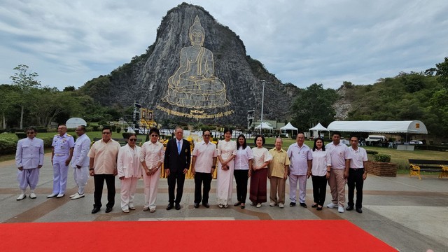 ผบ.กร. ว่าที่ ผบ.ทร.เป็นประธานในพิธีบวงสรวงสักการะพระพุทธรูปแกะสลัก หน้าผาเขาชีจรรย์ เทศกาลแห่โคม ชมพระฉาย สืบสายศิลป์ ถิ่นหนองจับเต่า เขาชีจรรย์ ครั้งที่ 9