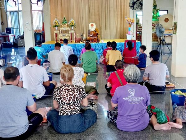 ปทุมธานี “พระครูขันติธรรมรัต” เจ้าอาวาสวัดตระพัง อาบน้ำมนต์ธรณีสารใหญ่ ให้กับศิษยานุศิษย์ เพื่อเป็นสิริมงคล (เช้า-บ่าย)