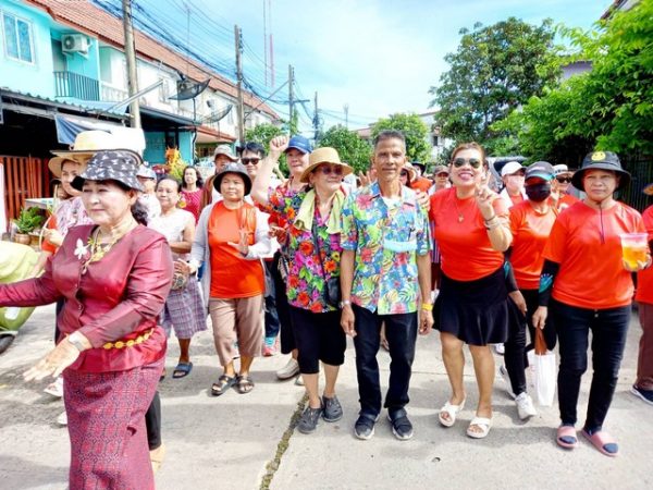 ปทุมธานี “ผู้ใหญ่คุ้ม” ผู้ใหญ่บ้านบ้าน(คนใหม่)แห่ขบวนกลองยาว ขอบคุณพี่น้องประชาชน