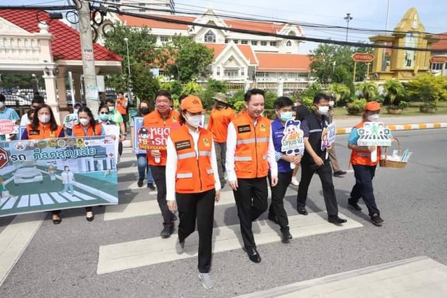 ปทุมธานี รณรงค์สร้างความปลอดภัยทางถนน ปลูกจิตสำนึกป้องกันและลดอุบัติเหตุบริเวณทางข้ามทางม้าลาย เน้นผู้ใช้ถนนสวมหมวกนิรภัยปลอดภัย 100%